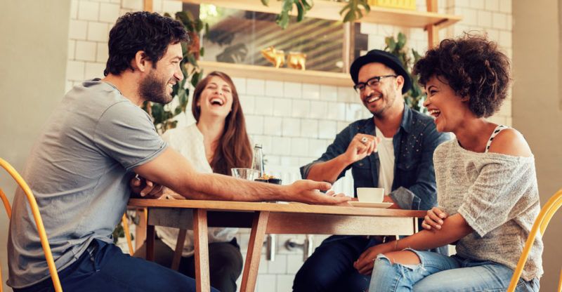 Los humanos eligen a sus amigos por el olfato, señala un estudio
