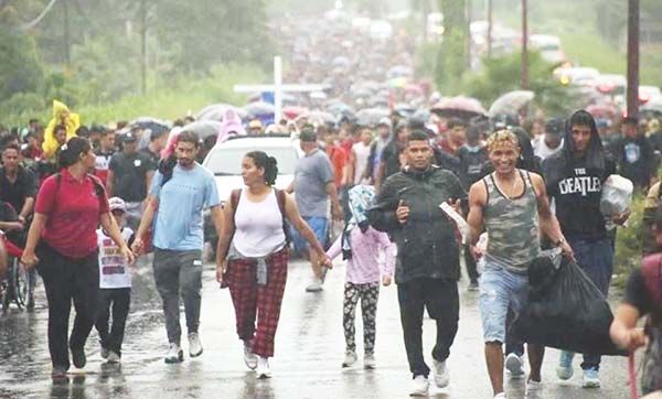 Avanza nueva caravana migrante hacia los E.U