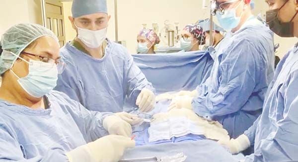 Operan con éxito corazón a bebé
