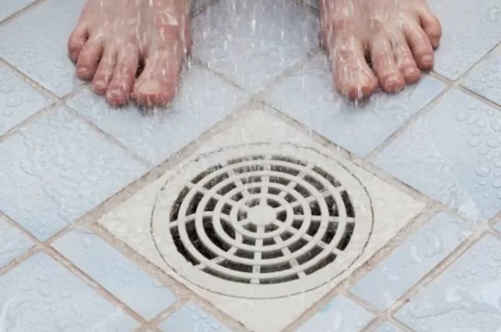 Trucos para evitar que los pelos tapen la coladera de la regadera