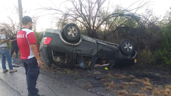 Se registra otra volcadura con migrantes en San Juan de Sabinas.