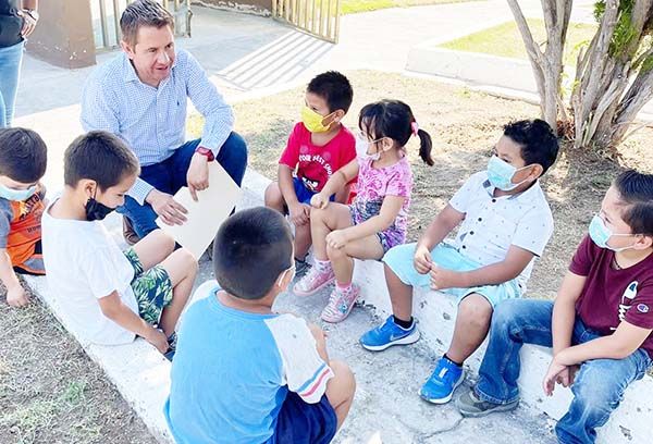 Visita Hugo escuelas de Santa Gertrudis