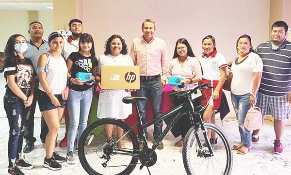 Consiente Hugo a estudiantes de SB
