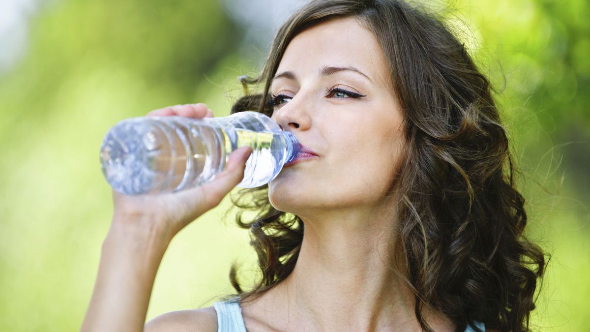 Qué le pasa a tu cuerpo si no tomas suficiente agua diario