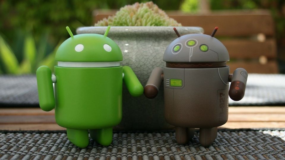 Cómo descargar apps de Google Play si tu teléfono no es compatible con Android