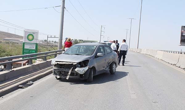 Paraliza choque puente en el Pape