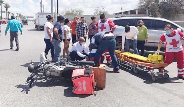 Grave motociclista al chocar con taxista