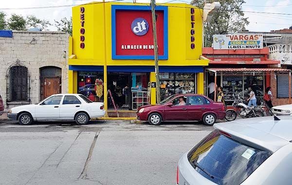 Roba tienda y sale corriendo