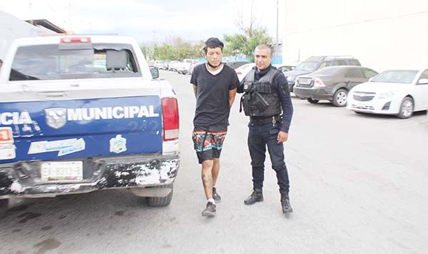 Molesta a vecinos y llaman a policías