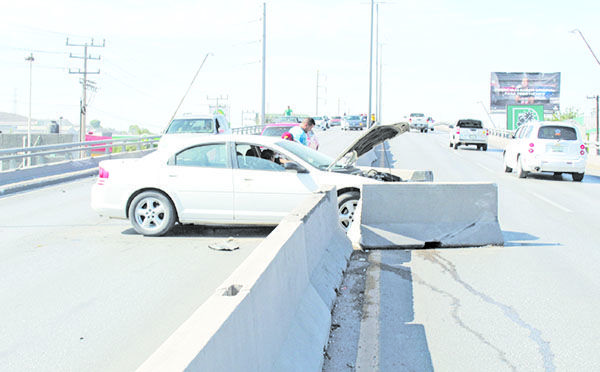 Colchón provoca una carambola en puente