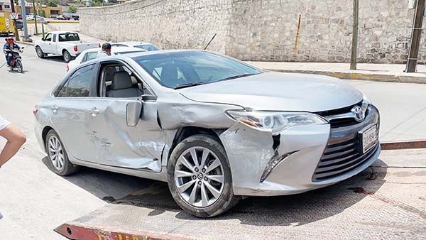 Cafre huye tras chocar automóvil
