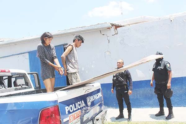 Se une pareja para robarse 2 láminas