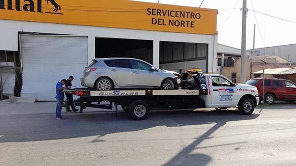 Auto hace boquete en pared de llantera