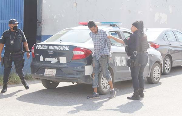 Manosea tóxico a otoñal mujer