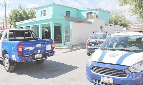 Amaga a familia con filoso cuchillo