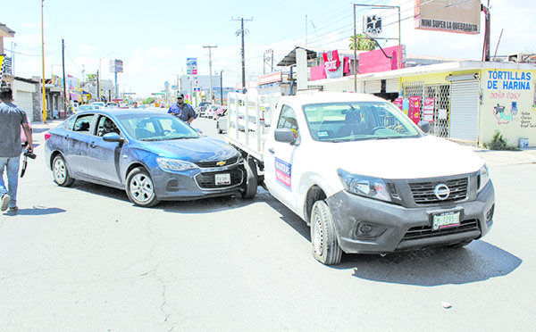 Mujer se atraviesa y provoca choque