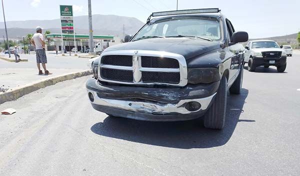 Mujer destroza auto en choque