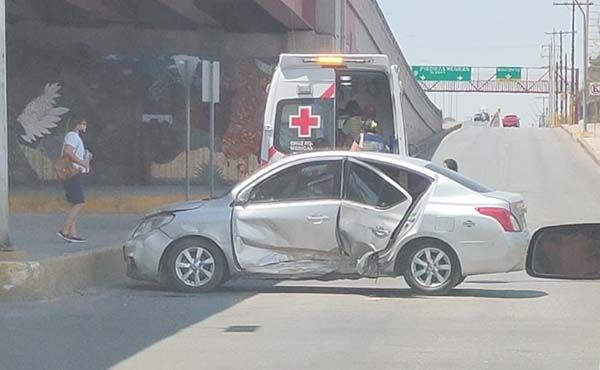 Camión choca auto en el Pape