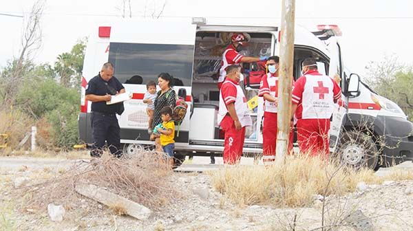 Ilesos de milagro al volcar automóvil