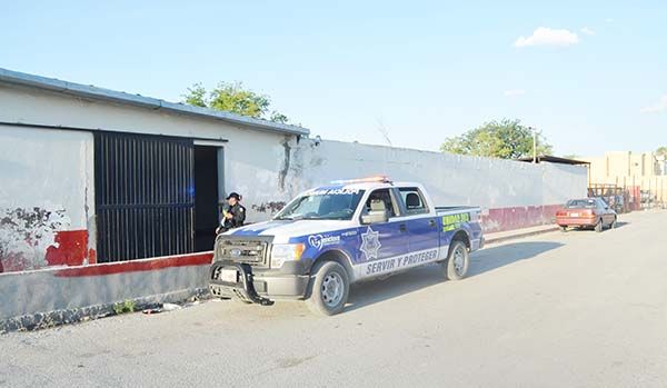 Ladrón roba ropa de tienda en Mall
