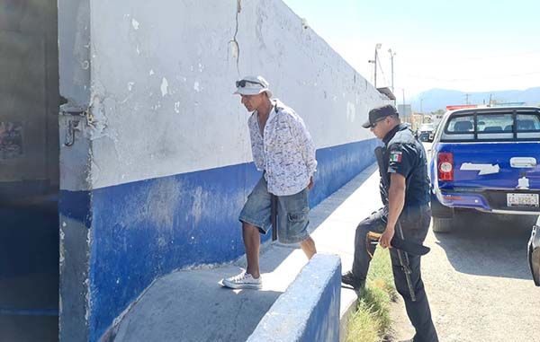 Asusta a vecinos con filoso cuchillo