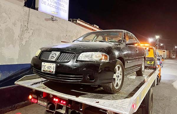 Carro robado lo dejan abandonado