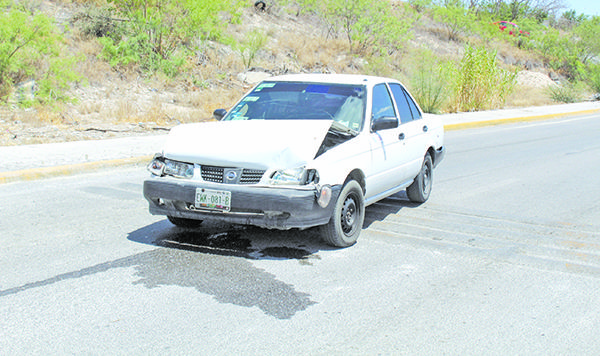 Deja a su carro haciendo gestos