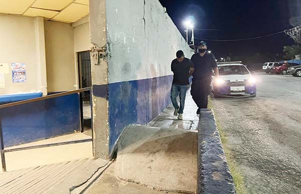 Ebrio se pone al brinco a familia