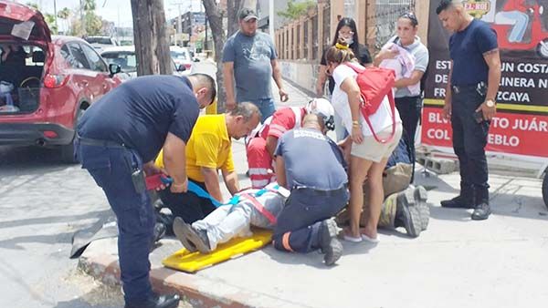 Mujer atrabancada provoca fuerte choque