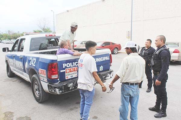 Cuarteto se embriaga y molestan a vecinos