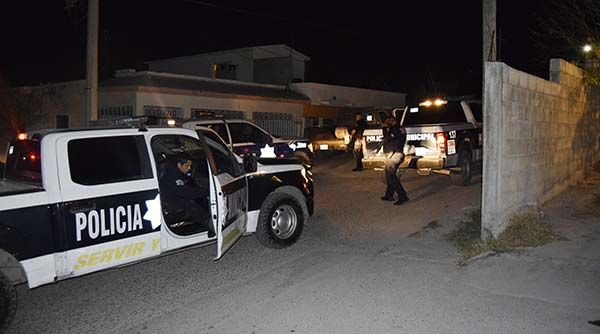 Destroza auto al lapidar cristales