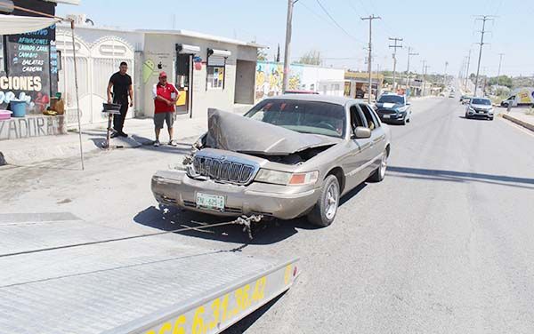 Embarra carro contra una camioneta estática