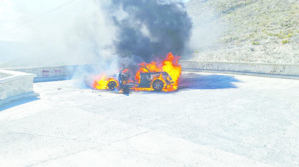 Arde carro a los pies de Carranza