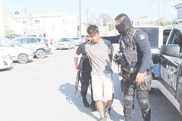 Husmea drogadicto entre las viviendas