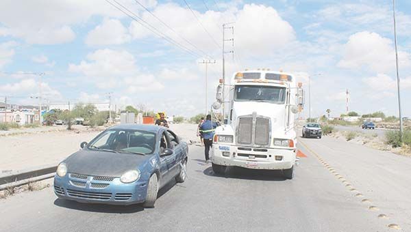 Tráiler da recargón a carro en el libramiento