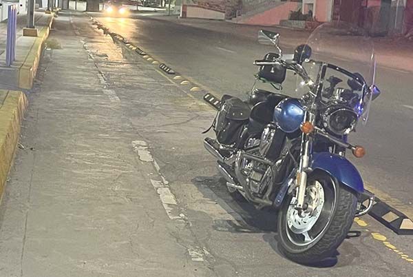 Moto hace raspón a carro al perder control