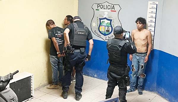 Rondan de noche en las casas ajenas