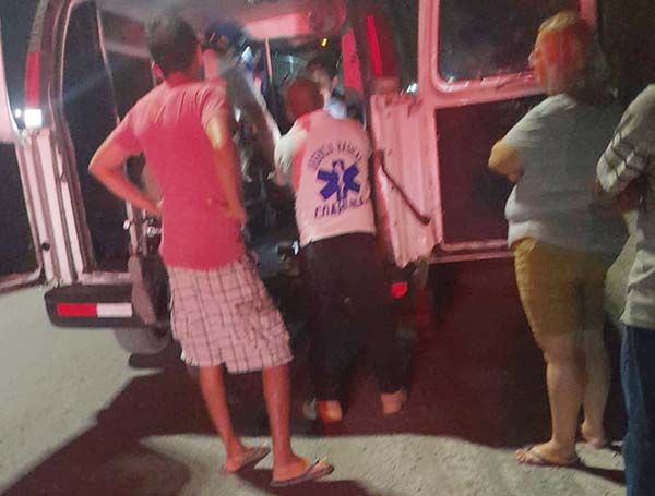 Ebria mujer huye frente a policías