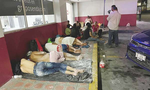 Duermen migrantes enbanquetas de central