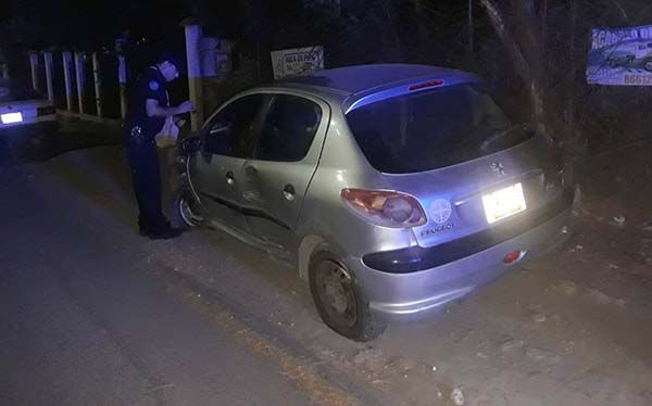 Abandona auto al treparse a camellón