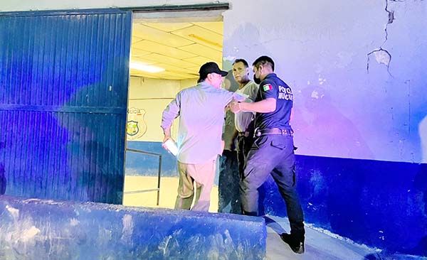 Ebrios borrachos agreden a policías