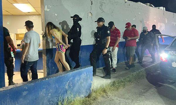 Jóvenes agarran la calle como cantina
