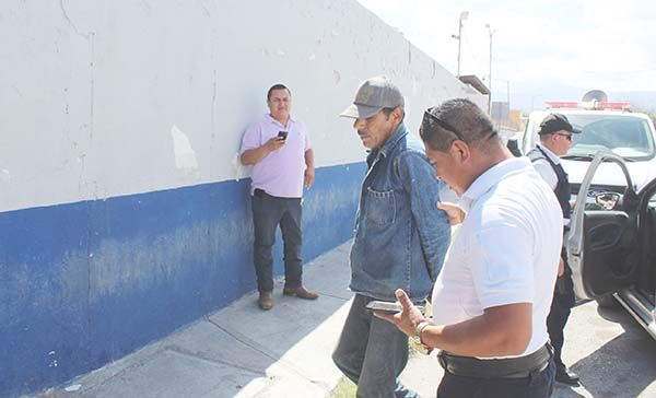 Toca la puerta a puras patadas