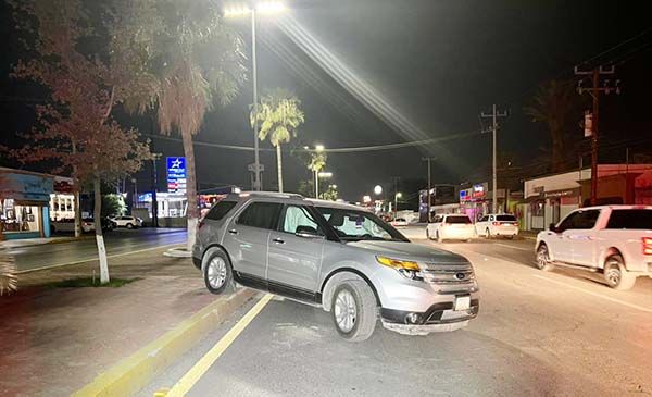 Arremanga camioneta al volarse señal de alto