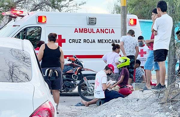 Mujer derriba a motociclistas