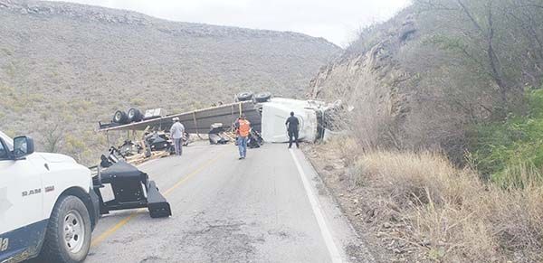 Tráiler volcado frena circulación