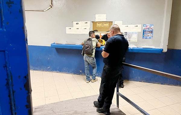 Molesta soldador a vecinos y provoca riña