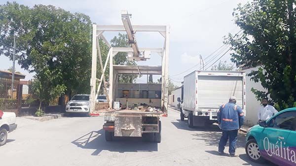 Camión deja daños a su paso