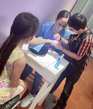 Niño que se hizo viral por aplicar uñas, dona agua a población de Nuevo León