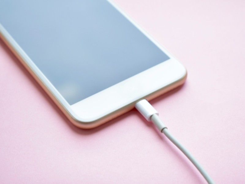UE aprueba cargador universal USB-C para 2024; Apple deberá eliminar el Lightning